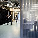 À l’entrée du Garage, les Cabanes évoquent de façon poétique les remises de jardin pour des locaux d’impressions et colorimétrique.