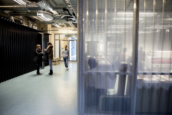 À l’entrée du Garage, les Cabanes évoquent de façon poétique les remises de jardin pour des locaux d’impressions et colorimétrique.