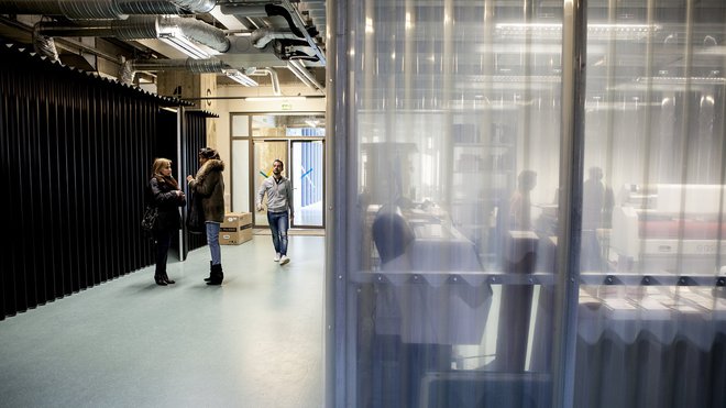 À l’entrée du Garage, les Cabanes évoquent de façon poétique les remises de jardin pour des locaux d’impressions et colorimétrique.