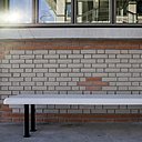 Sophie Breuil, designer et DA de T&P Work UNit a dessiné avec Alban Le Henry un set de 3 bancs d’extérieur en béton Ductal et métal qui va équiper les 1,8 km de coursives qui entourent les deux corps du bâtiment… Bas, minimal mais familier, leur design discret permet de laisser le bâtiment et sa structure s’affirmer.