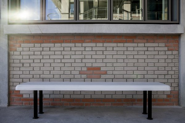 Sophie Breuil, designer et DA de T&P Work UNit a dessiné avec Alban Le Henry un set de 3 bancs d’extérieur en béton Ductal et métal qui va équiper les 1,8 km de coursives qui entourent les deux corps du bâtiment… Bas, minimal mais familier, leur design discret permet de laisser le bâtiment et sa structure s’affirmer.