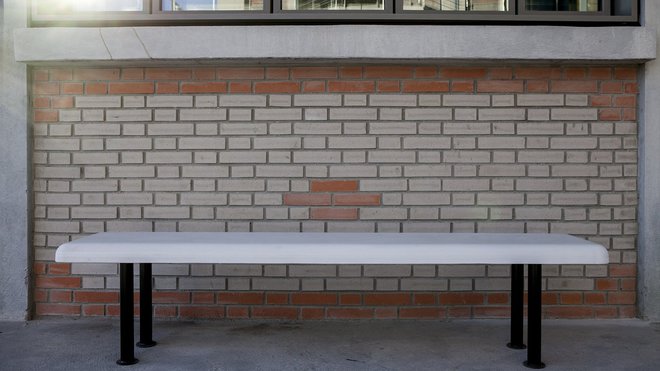 Sophie Breuil, designer et DA de T&P Work UNit a dessiné avec Alban Le Henry un set de 3 bancs d’extérieur en béton Ductal et métal qui va équiper les 1,8 km de coursives qui entourent les deux corps du bâtiment… Bas, minimal mais familier, leur design discret permet de laisser le bâtiment et sa structure s’affirmer.