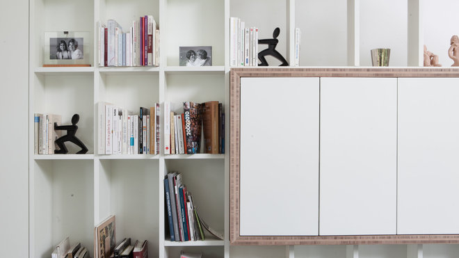 La bibliothèque garde-corps, dessinée par Lionel Cumps et Olivier Dubucq, permet de camoufler la télévision, le matériel HIFI et informatique.