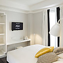 Ambiance gris perle modernisée par des touches graphiques noir et blanc.