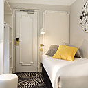 Les moulures inspirées des années 1950 dessinent un esprit délicieusement rétro.