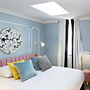 Les chambres du 4ème étage baptisés La Discrète, l’Intimiste, Enjoy, Eden et la Chamade disposent d’un puits de lumière au dessus du lit pour dormir la tête dans les étoiles.