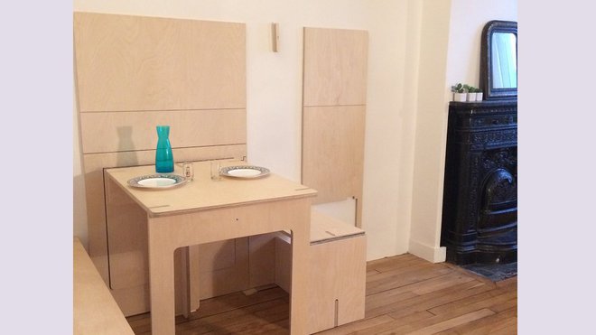 Une fois dépliée, cette table et ces sièges se désolidarisent du mur. Une partie du meuble qui reste fixée au mur assure la stabilité de l’ensemble. Création Les Optimistes éditions, à partir de 2 300 €, l’ensemble.