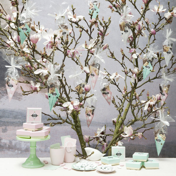 A accrocher dans des branches fleuries, ces petits cornets feront sensation.