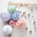 Des lampions en papier  pour fêter l'évènement heureux du baptême.