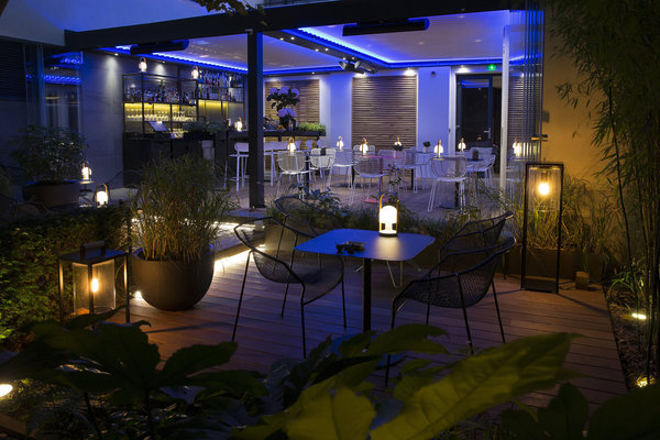 La terrasse, ambiance romantique pour un tête à tête.