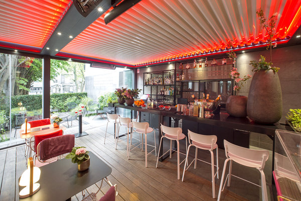 Une vue de la terrasse de La Belle Juliette depuis l’intérieur.