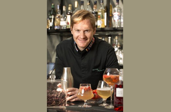 Victor devant ses cocktails Barristéa.