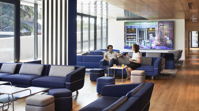 Avec ses revêtements en bois et ses canapés confortables, le lobby a des allures de salon d’accueil chaleureux et convivial pour petits et grands voyageurs. Avec ses revêtements en bois et ses canapés confortables, le lobby a des allures de salon d’accueil chaleureux et convivial pour petits et grands voyageurs.