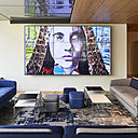 Hyper-connectés et modernes, les espaces d’accueil ne sont pas froids pour autant. Bien au contraire, on y séjourne comme chez soi, entouré d’œuvres d’art qui personnalisent le lobby.