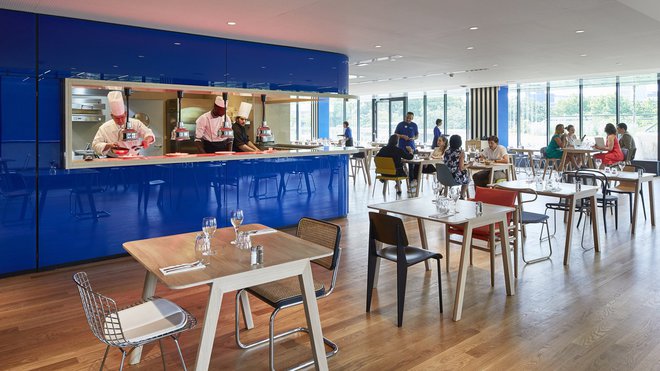 La salle de restaurant et sa cuisine pro reprend le code couleur de l’hôtel, le bleu intense de l’oeuvre de Daniel Buren. La salle de restaurant et sa cuisine pro reprend le code couleur de l’hôtel, le bleu intense de l’oeuvre de Daniel Buren.
