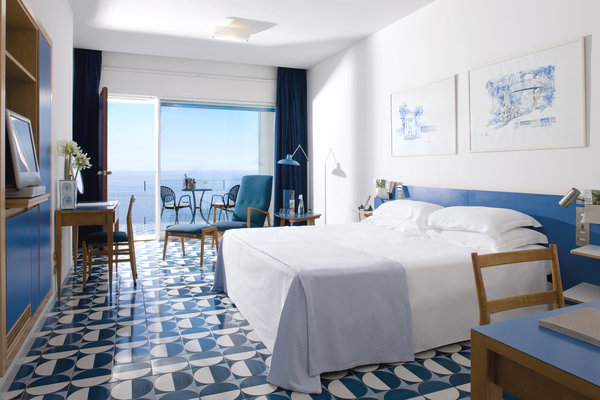 Chaque chambre de l’hôtel, avec balcon et vue sur mer, est habillée de carreaux au sol, tous différents. Le mobilier, les aménagements, tout a été conçu par l’architecte italien, Gio Ponti, dans les moindres détails.