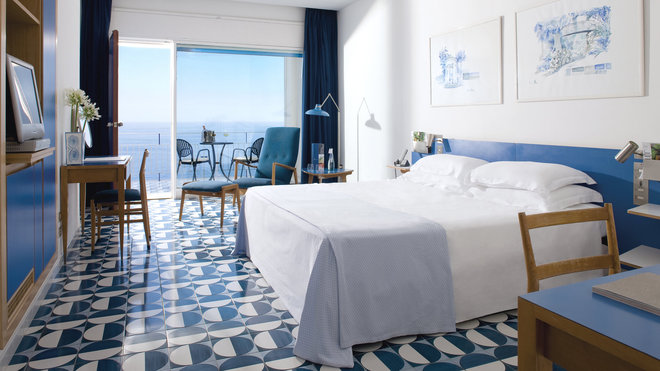 Chaque chambre de l’hôtel, avec balcon et vue sur mer, est habillée de carreaux au sol, tous différents. Le mobilier, les aménagements, tout a été conçu par l’architecte italien, Gio Ponti, dans les moindres détails.