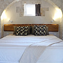 Les chambres monacales ont été restaurées dans le respect des techniques traditionnelles, avec de l’enduit à la chaux et les pierres apparentes. Le confort moderne poursuit cette ligne dépouillée.