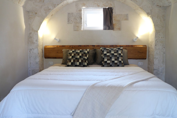 Les chambres monacales ont été restaurées dans le respect des techniques traditionnelles, avec de l’enduit à la chaux et les pierres apparentes. Le confort moderne poursuit cette ligne dépouillée.