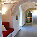 Les voûtes et niches existantes ont été préservées, pour y aménager des recoins et la salle de bains toute équipée.