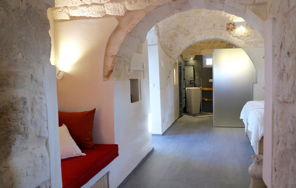 Les voûtes et niches existantes ont été préservées, pour y aménager des recoins et la salle de bains toute équipée.