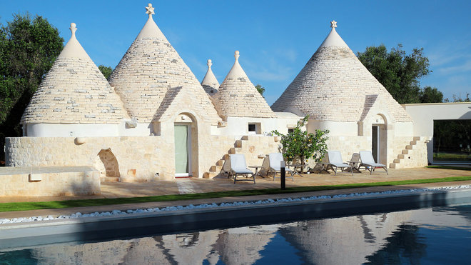 Le village des trulli est typique de la région des Pouilles. Entièrement rénové, il accueille un complexe hôtelier, des chambres autour de la piscine.
