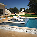 Parmi les oliviers séculaires, la villa moderne, la piscine, et le barbecue sont les éléments contemporains du projet.