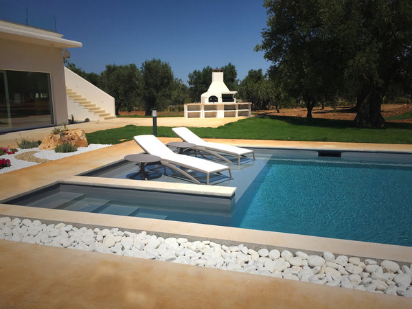 Parmi les oliviers séculaires, la villa moderne, la piscine, et le barbecue sont les éléments contemporains du projet.