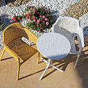 Seule ou en duo. La table ronde Spritz et les chaises élégantes de la collection Net complètent le mobilier outdoor.