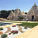 La piscine a été créée pour les hôtes au centre du village, pour plus de convivialité.