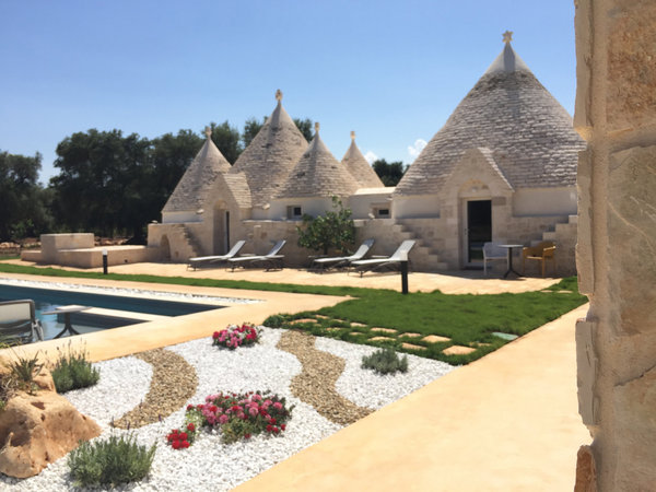La piscine a été créée pour les hôtes au centre du village, pour plus de convivialité.