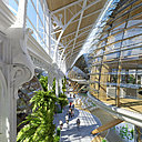 Dans la nouvelle Gare Maritime bruxelloise de Tour et Taxis, on retrouvera les éléments en fer forgé Art nouveau, ses formes végétales stylisées dessinées par Frédéric Bruneel qui ornent les piliers et arches et s’associent à la végétation luxuriante d’un jardin tropical.