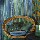 Collection Apaches avec papier-peint en vinyle sur intissé avec effet d’aquarelle dégradé aquatique de bleus et de verts, collection automne-hiver 2017-18, coloris 7386 02 77, existe en camaïeu de gris et de beige.