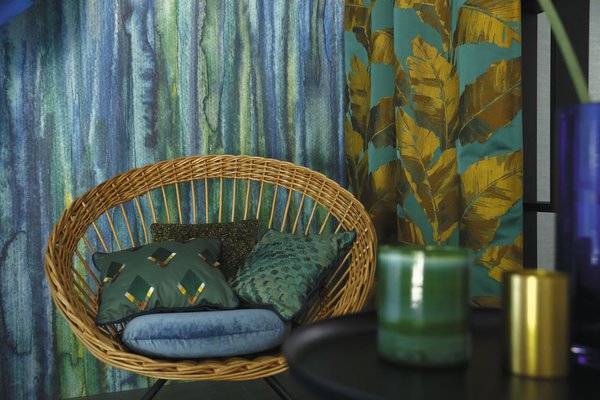 Collection Apaches avec papier-peint en vinyle sur intissé avec effet d’aquarelle dégradé aquatique de bleus et de verts, collection automne-hiver 2017-18, coloris 7386 02 77, existe en camaïeu de gris et de beige.