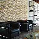 Papier-peint Miller imitant un motif marbré sur support intissé. Ici, coloris Moutarde 7389 04 08, existe avec dominante de vert anglais, brun ou bordeaux. Collection Ellington, collection automne-hiver 2017-18.