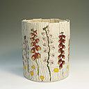 Réalisé à partir de la technique « Nerikomi », nom donné à la technique des terres mêlées au Japon, vase à bord irrégulier avec motif ornemental visible à l’extérieur et l’intérieur. Big Flower Bomb, création Maria ten Kortenaar, 2016.