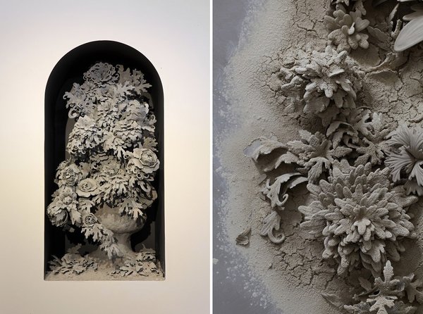 Créations en terre crue sans apprêt ni passage au four et destinées à tomber en poussière. The Delusion of Grandeur, œuvres en argile, fil métallique et bois, création Phoebe Cummings, 2011.