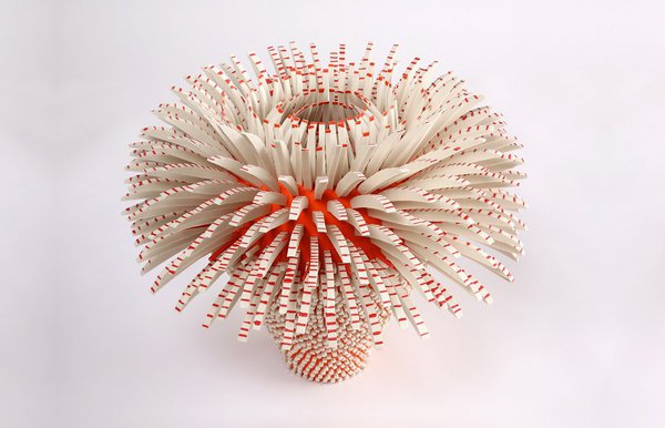 Evoquant une beauté vénéneuse, corolle d’étamines veloutées fabriquées à partir d’une multitude de tessons obtenus à partir de rubans et plaques de porcelaine brute ou émaillée cassés avec un marteau. Untitled, création Zemer Peled, 2016.