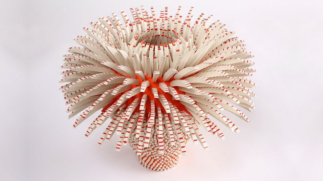 Evoquant une beauté vénéneuse, corolle d’étamines veloutées fabriquées à partir d’une multitude de tessons obtenus à partir de rubans et plaques de porcelaine brute ou émaillée cassés avec un marteau. Untitled, création Zemer Peled, 2016.