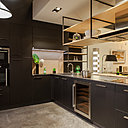 Cuisine de style design industriel avec une multitude de solutions d’aménagements. Création Marion Brun et Cuisine Morel.