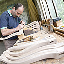 Dans l’atelier de création, la fabrication d’un nouveau mobilier pour chambre d’hôtel 3 étoiles avec tête de lit en élément phare. Création Agence Anaïs Gauthier et Futura Editions.
