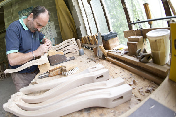 Dans l’atelier de création, la fabrication d’un nouveau mobilier pour chambre d’hôtel 3 étoiles avec tête de lit en élément phare. Création Agence Anaïs Gauthier et Futura Editions.