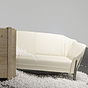 Sofa Fan, un canapé qui joue sur l’alternance des lignes courbes et droites pour donner vie à un jeu de plis et de variations d’épaisseur qui offre une continuité visuelle entre les éléments. L’ensemble est maintenu par un piètement structurant qui garantit un grand confort. Création Salomé Bourny et Burov.