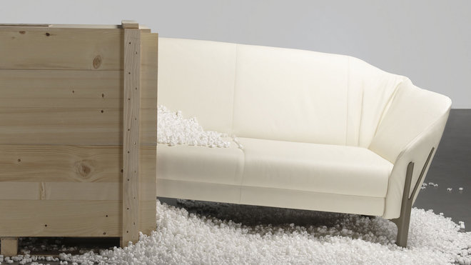 Sofa Fan, un canapé qui joue sur l’alternance des lignes courbes et droites pour donner vie à un jeu de plis et de variations d’épaisseur qui offre une continuité visuelle entre les éléments. L’ensemble est maintenu par un piètement structurant qui garantit un grand confort. Création Salomé Bourny et Burov.