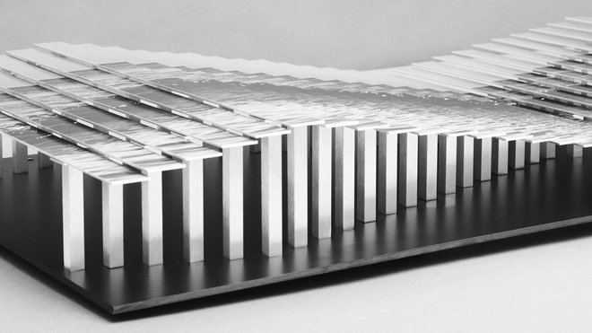 A plat, à l’horizontale, gros plan sur la technique brevetée par l’Atelier Relief qui permet de créer des volumes en courbe.