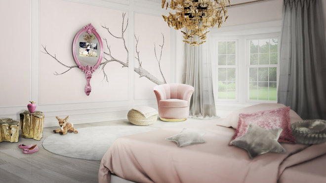 En attendant le Prince Charmant, la chambre forestière de Blanche-Neige revisitée dans une atmosphère romantique. On associe au rose emblématique des filles, l’or et l’argent. Tapis circulaire Nuage en laine de mouton synthétique, acrylique et polyester avec miroir Magic qui se transforme en TV, Circu. Fauteuil en velours Desame et  lustre avec papillons Nymph, Koket. Tables basses façon souches d’arbres, Eden Series, Boca do Lobo.