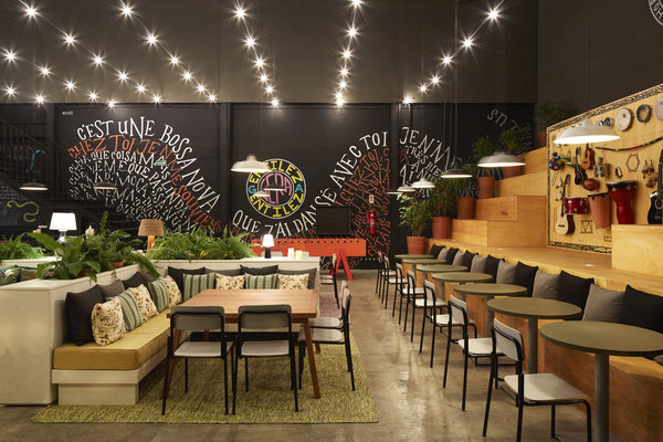 Banquettes, gradins et coins conviviaux pour faciliter les rencontres, les échanges et les discussions.