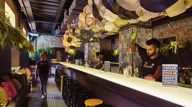 Au-dessus du bar, une accumulation de chapeaux qui rappelle l’ambiance des marchés de Rio de Janeiro qui n’en compte pas moins de 10 réputés, colorés, vifs et pleins de trésors.