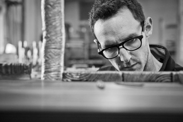 Photo portrait : Jean-Luc Mounier a passé la majeure partie de son enfance dans l’atelier de son grand-père qui était charpentier en Bretagne.