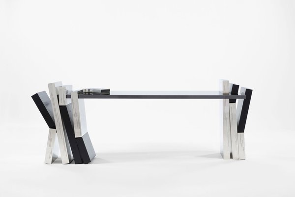 Graphic, bureau en ébène et inox poli miroir avec plateau en inox brossé et plumier intégré. L 220 x H 90 x P 80 cm.